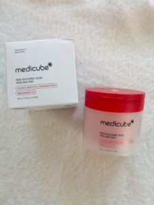medicube red succinic acid peeling pad